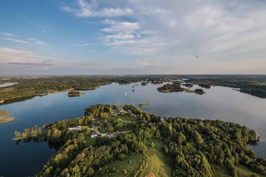 Litvanya en sevilen seyahat hedef hava fotoğrafı - Litvanya Trakai kuşlar göz göllerde görmek