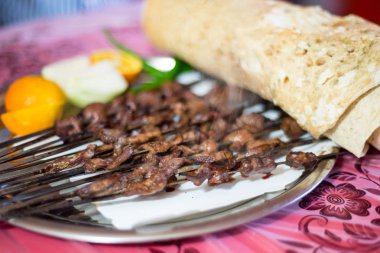 Kuzu Ciğer Farsça tarzında pişirilir.