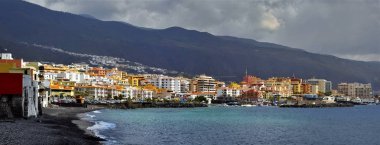 Kasaba ve plaj Candelaria Tenerife İspanyolca Kanarya Adaları'nda doğu kesiminde, panoramik fotoğraf.