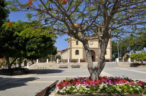 Chiesa San Sebastian Con Fiori Poinciana Reale Delonix Regia Sulla — Foto Stock