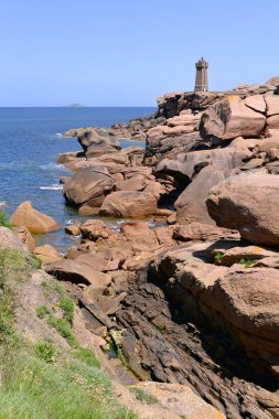 Perros-Guirec komünü Ploumanac 'h köyündeki ünlü Pembe Granit Sahili' nde (Fransızca cte de granite rose) Mean Ruz deniz feneri. Fransa 'nın batısındaki Ctes-d' Armor departmanında Bretagne bölgesinde bulunur..