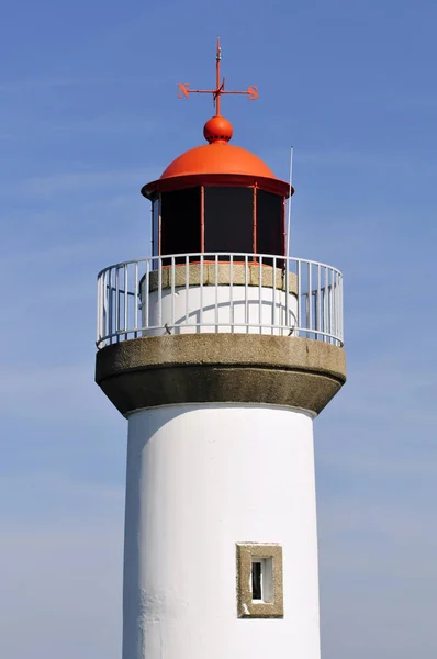 Closeup Rode Vuurtoren Van Palais Belle Ile Frankrijk Blauwe Hemelachtergrond — Stockfoto