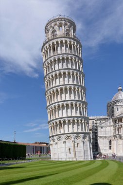 Sadece tiren denize boşaltır önce ünlü eğik Pisa Kulesi (Torre pendente di Pisa İtalyanca), Arno Nehri Toskana, Orta Italya'nin bir şehirde straddling
