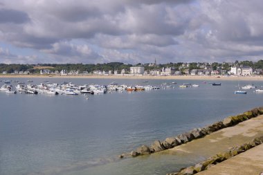 Port Saint-döküm-le Guildo Brittany Kuzeybatı Fransa'da Ctes-d'Armor bölümünde bir komün içinde bir bulutlu gökyüzü altında