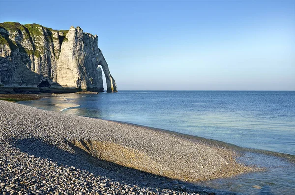 Знаменитий Гальковий Пляж Скелі Аваль Етрета Спілкуватися Регіоні Верхня Normandie Стокова Картинка