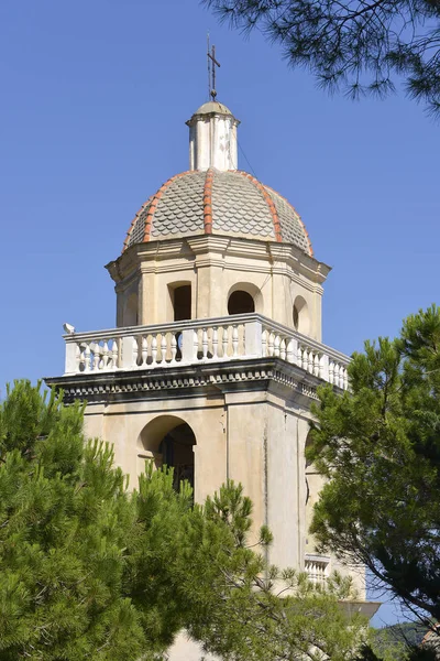 Portovenere 或波尔图 Venere 的圣洛伦佐教堂钟楼是一个镇和公社位于利古里亚海岸的意大利在 帕斯亚省 在1997年波尔图 Venere 和五渔村的村庄被科教文组织指定了作为世界 — 图库照片