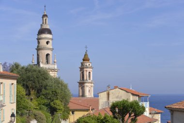 Barok Basilica of Saint Michel Archange ve çatılar, Menton, güneydoğu Fransa'da Provence-Alpes-Cte d'Azur bölgesindeki Alpes-Maritimes bölümünde bir komün.