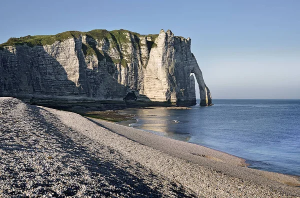 Знаменитий Гальковий Пляж Скелі Аваль Етрета Спілкуватися Регіоні Верхня Normandie Ліцензійні Стокові Фото