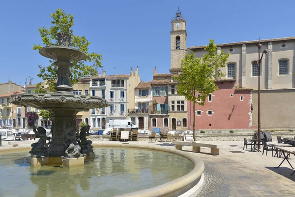 Εκκλησία Sainte Madeleine Και Συντριβάνι Martigues Στη Γαλλία Μια Κομμούνα — Φωτογραφία Αρχείου