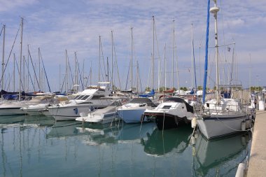 Bağlantı noktası Saint-Laurent-du-Var, Komün güneydoğu Fransa'da Provence-Alpes-Cte d'Azur bölgesindeki Alpes-Maritimes bölümünde