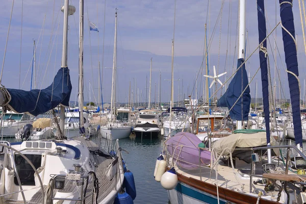 Bağlantı noktası Saint-Laurent-du-Var, Komün güneydoğu Fransa'da Provence-Alpes-Cte d'Azur bölgesindeki Alpes-Maritimes bölümünde