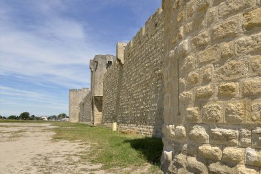 Aigues Mortes 'in dış tahkimatı, Fransa' nın güneyindeki Occitanie bölgesindeki Gard bölümünde Fransız şehir duvarları
