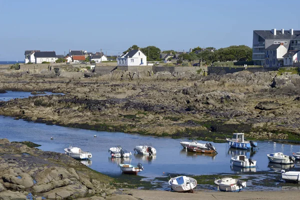 法国西部 Loire Atortikin 省的一个公社 Batz Sur Mer 低潮时的港口 这个城镇位于比斯开湾和它的盐沼之间 — 图库照片