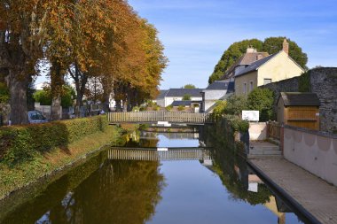 La-Fert-Bernard, Kuzeybatı Fransa'da Pays de la Loire bölgesi Sarthe bölümünde bir komün yansıma ile Huisne Nehri.
