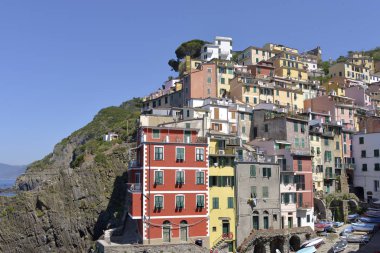 İtalya 'nın Liguria bölgesinde küçük bir vadide yer alan La Spezia iline bağlı Riomaggiore köyü. La Spezia 'dan kuzeye doğru giderken Cinque Terre' de ilk kez karşılaşılır.