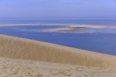 Arguin bankı Fransa 'nın güneybatısındaki Gironde bölgesinde La Teste-de-Buch' da bulunan ünlü Pilat Dune 'dan görüldü.