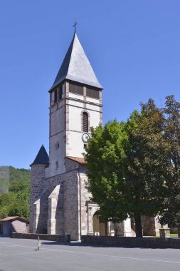 Saint-Etienne-de-Baigorry'deki kilise ve ağaçlar, Fransa'nın güneybatısındaki Pyrnes-Atlantiques departmanında bir komün, aynı zamanda eski Aşağı Navarre eyaletinde bulunan