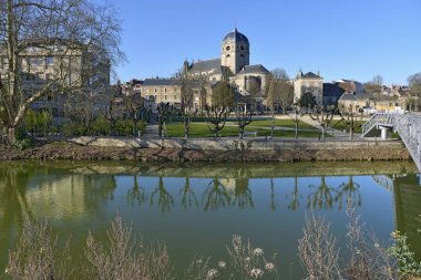 Fransa 'nın Aşağı Normandiya bölgesindeki Alenon' da Notre Dame bazilikalı Sarthe nehri.