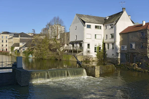 Pequena Cachoeira Edifícios Margem Rio Sarthe Alenon Região Baixa Normandia — Fotografia de Stock