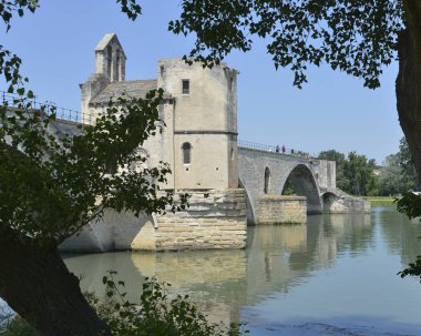 Ünlü Pont Saint Bnzet veya Pont d'Avignon Avignon petit Rhne üzerinde Saint Nichola Şapeli ile, Rhne rive sol kıyısında Vaucluse bölümünde güney-doğu Fransa'da bir komün.