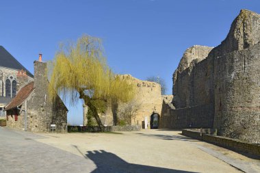 Sainte-Suzanne'deki Kale, Fransa'nın kuzeybatısındaki Mayenne departmanında en güzel köylerden biri olan Pays-de-la-Loire bölgesinde müstahkem kasaba olarak sıralandı..
