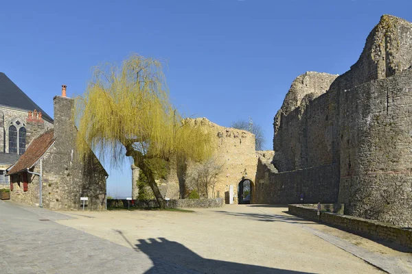 サント スザンヌの城は フランス北西部のマイエンヌ県 ペイズ ロワール地方の要塞化された町の1つにランク付けされました — ストック写真