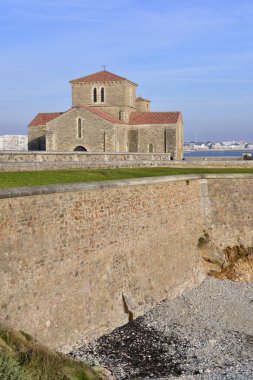 11. yüzyıl Saint Nicolas Manastırı ve Fransa 'nın batısındaki Pays de la Loire bölgesinde Vende Bölümü' nde bulunan Les Sables d 'Olonne' daki çakıl taşı plajı.