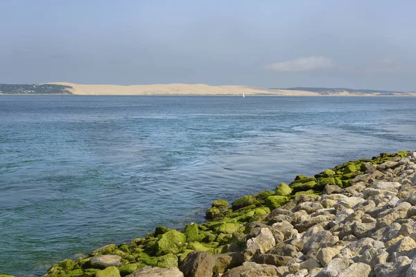 Sahilde Cap Ferret Arkaplanda Pilat Kumulu Ile Taştan Yapılmış Bir — Stok fotoğraf