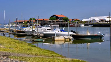 Fransa 'nın güneybatısındaki Gironde Bölümü' nde, Arcachon Körfezi kıyısındaki Gujan-Mestra komünü Larros 'un Osteicole limanında dalgalanan teknelerin panoramik fotoğrafı.