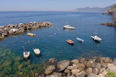 İtalya 'nın Liguria bölgesinde küçük bir vadide yer alan La Spezia iline bağlı Riomaggiore limanı. La Spezia 'dan kuzeye doğru giderken Cinque Terre' de ilk kez karşılaşılır.
