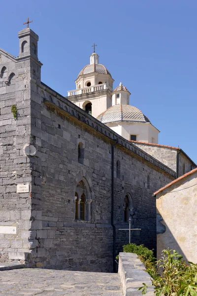 圣洛伦佐教堂 San Lorenzo Church 位于波尔托韦内尔港 Portovenere 是一座位于意大利利古里亚海岸的城镇和社区 位于拉斯皮西亚省 1997年 威尼斯港和Cinque — 图库照片