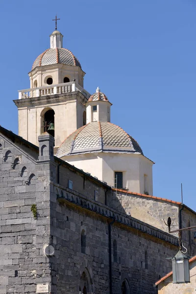 圣洛伦佐教堂钟楼 Belfry San Lorenzo Church 位于波尔托韦内尔港 Portovenere 是一座位于意大利利古里亚海岸的城镇和公社 — 图库照片