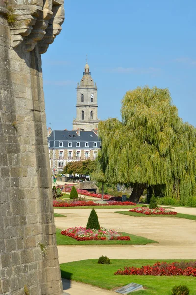 フランス北西部のブルターニュにあるモルビアン県のコミュニティ ヴァンヌにある聖パターン教会のある城の庭 — ストック写真