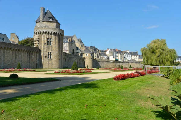 フランス北西部のブルターニュのモルビアン県のコミューンであるヴァンヌの庭園と城 — ストック写真