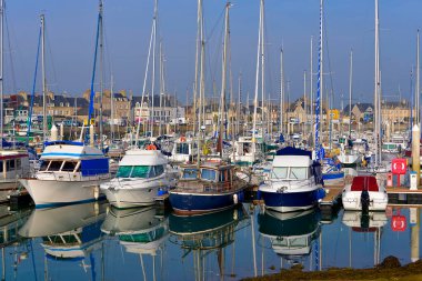 Saint-Vaast-la-Hougue Limanı, Fransa 'nın kuzeybatısındaki Aşağı Normandiya Bölümü' nde Cotentin yarımadasında bir komün.