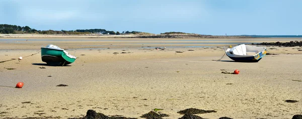 Panoramatická Fotografie Dvou Lodí Pláži Carnac Obec Departementu Morbihan Regionu — Stock fotografie
