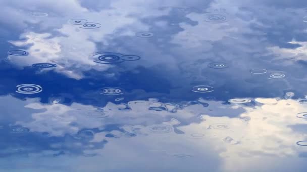 Вода Гладкая Поверхность Которую Падает Дождь — стоковое видео
