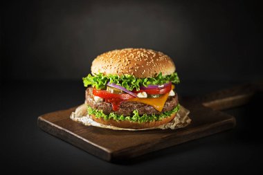 Ev yapımı hamburger veya burger taze sebze ve peynir
