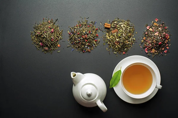 さまざまな種類の乾燥茶コレクションと紅茶のカップ — ストック写真