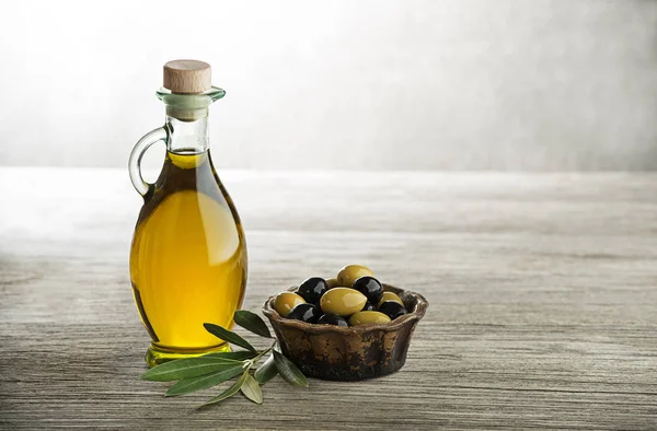 Olivový Olej Olivovou Ratolestí Dřevěný Stůl — Stock fotografie