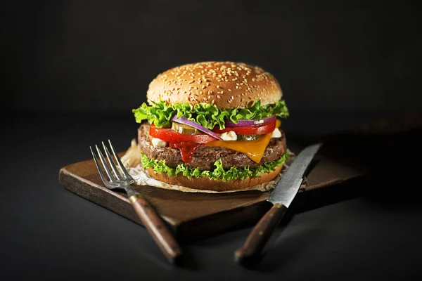 Comer Hamburguesa Casera Hamburguesa Con Verduras Frescas Queso — Foto de Stock