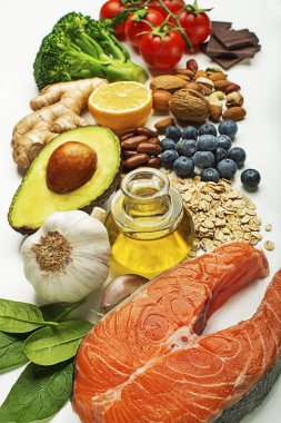 Beyaz arka plan üzerinde sağlıklı gıda seçimi. Sağlıklı Diyet gıdalar kalp kolesterol ve şeker hastalığı için.