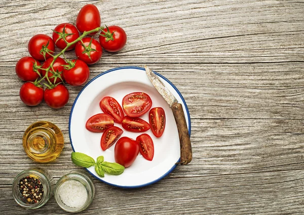 Tomates Frescos Con Especias Sobre Fondo Madera Vista Superior — Foto de Stock