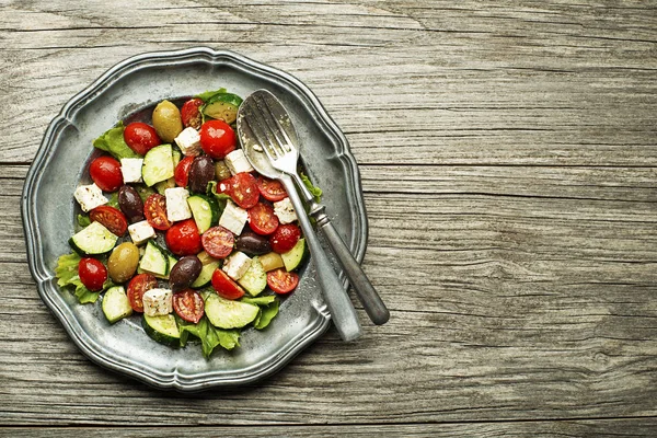 Beyaz Peynirli Salata Ahşap Arka Planda Taze Sebzeler Yunan Salatası — Stok fotoğraf