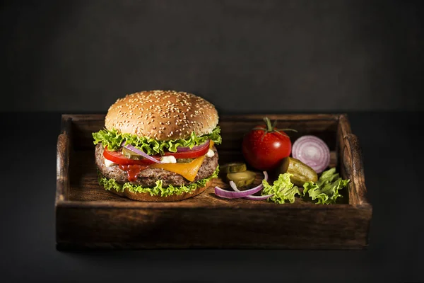自制汉堡包或汉堡配新鲜蔬菜和奶酪 — 图库照片