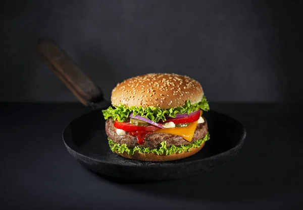 用新鲜蔬菜和奶酪制作自制汉堡包或汉堡 — 图库照片