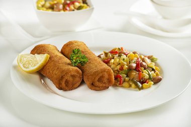 Jambon ve peynir ile doldurulmuş rulo ekmek kırıntıları. Kızartma makarna veya rulo.