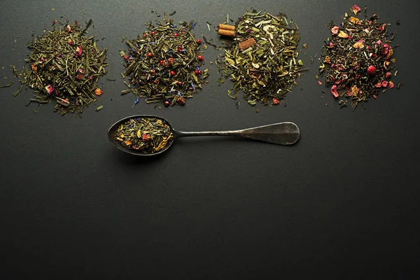 Kolekcja Suchej Herbaty Przypraw Różnych Typów Czarnym Tle — Zdjęcie stockowe