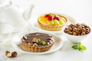 Fındık ve meyve ile tepesinde Delicio karamelli çikolata tart