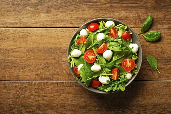 Green Lettuce Salad Mozzarella Cheese Arugula Tomato Wooden Background — Stock Photo, Image